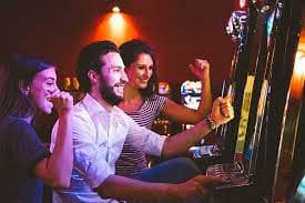 Tampilan katalog permainan Allbet dengan slot dan meja kasino langsung