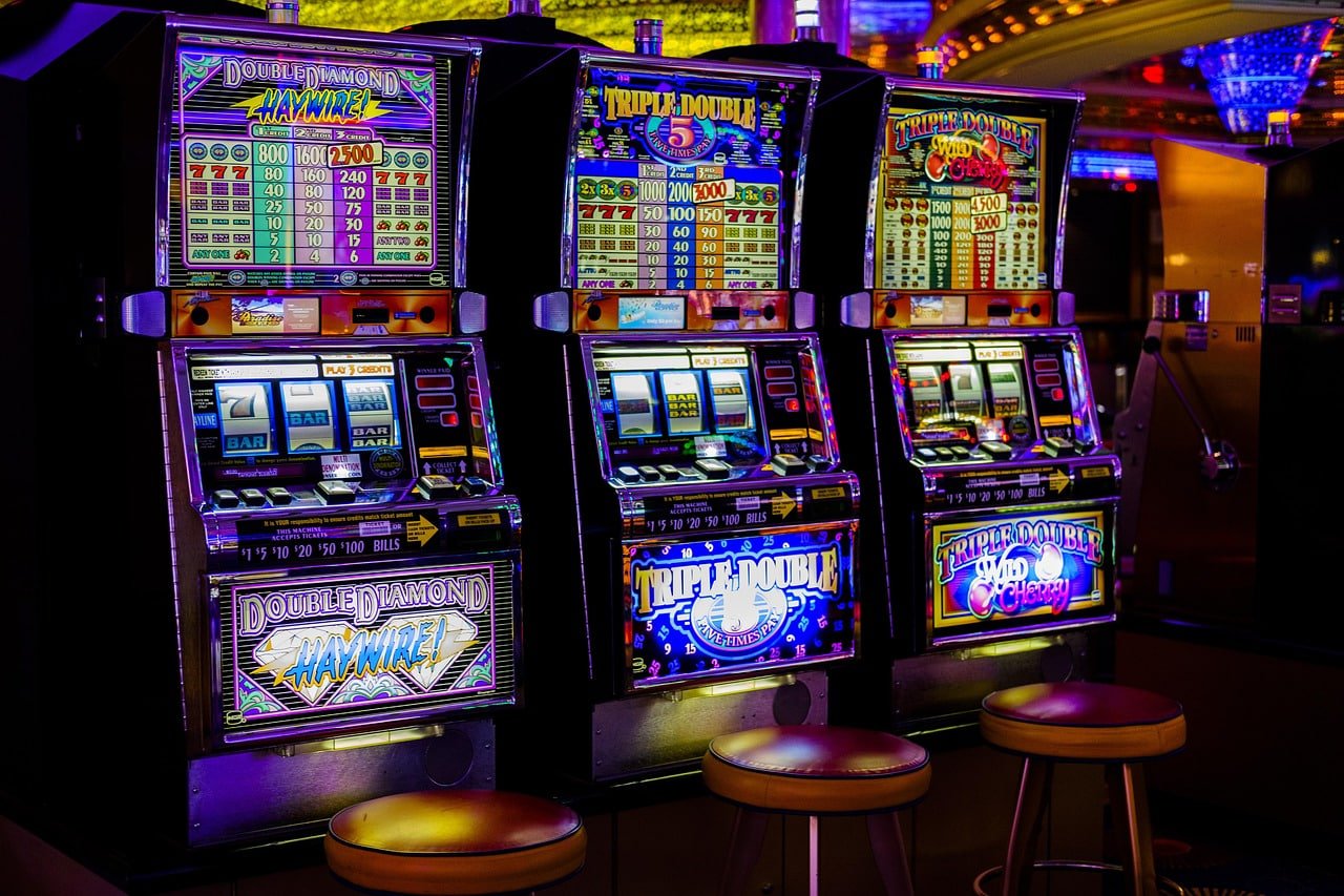 Dealer langsung di studio Boom City menampilkan kartu kepada pemain